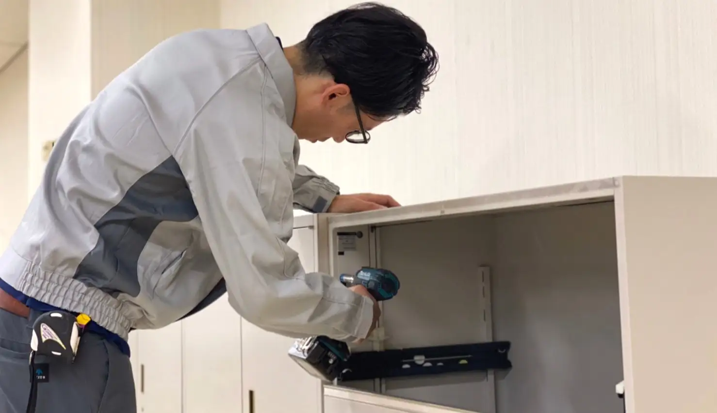 写真 法人専門移転プロ キャビネット横連結作業風景