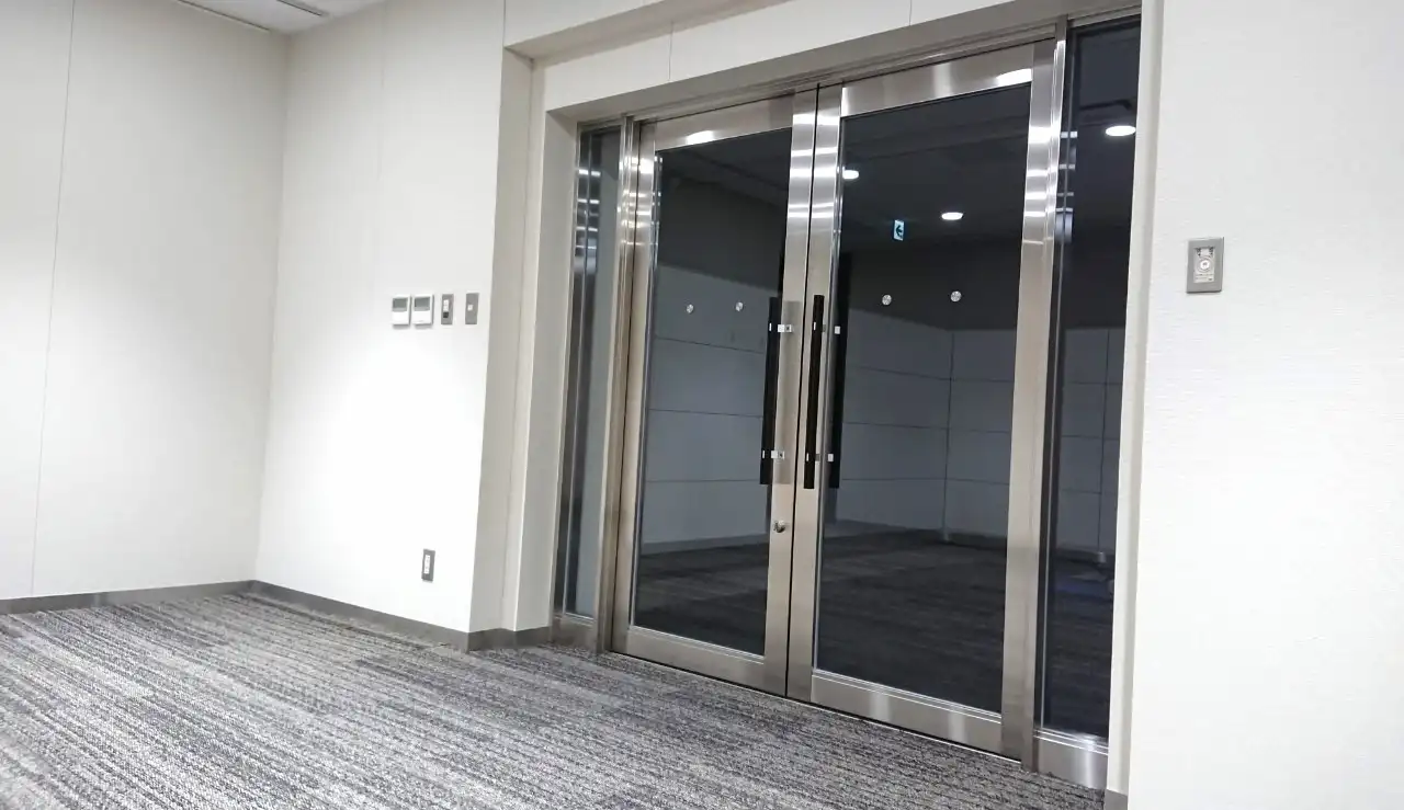 施工写真 ドアのリフォーム工事 法人専門移転プロ